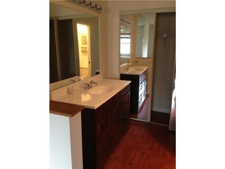 Building Photo - 6542 Via Regina