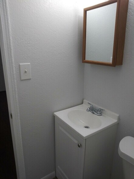 Bath 1 - 822 S Woodland Ave