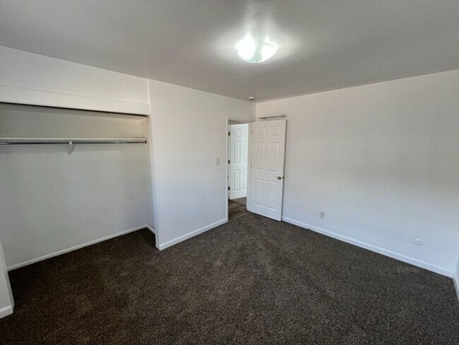 Building Photo - Refreshed Two Bedroom Sparks Duplex