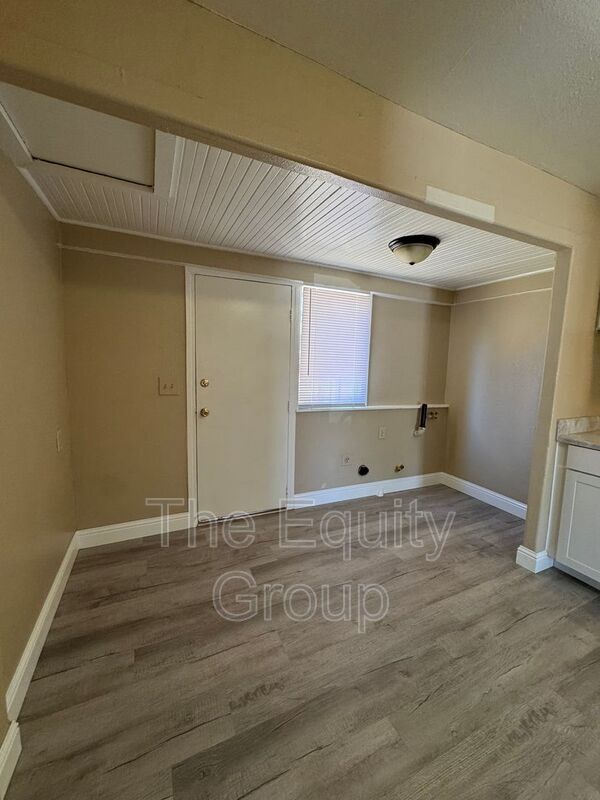 Building Photo - 928 W Goshen Ave