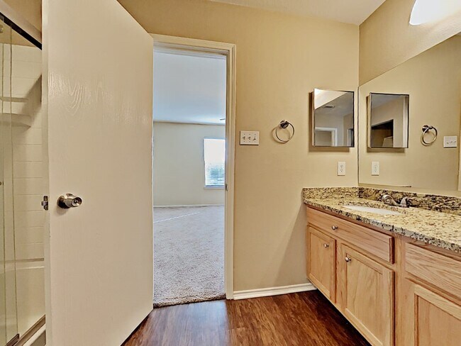 Building Photo - 9211 Shaded Pines Dr