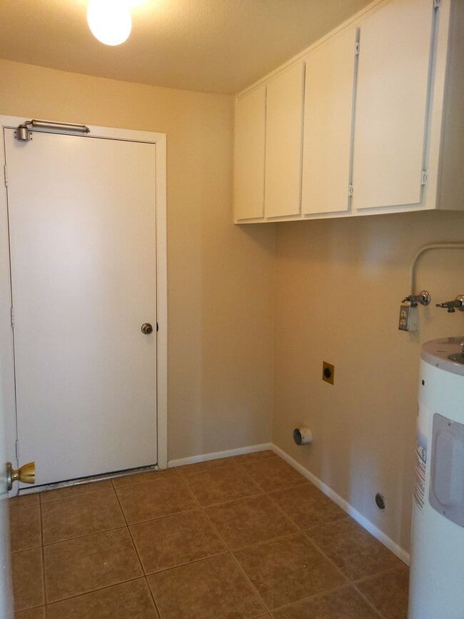 Building Photo - HOME IN ACTIVE ADULT COMMUNITY!!!