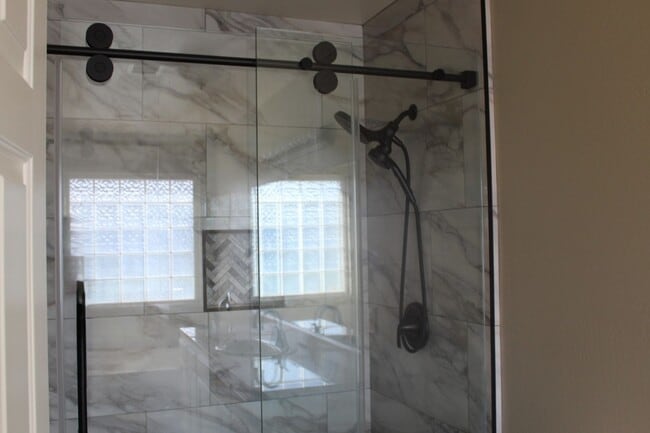 Building Photo - Large Home for Rent Bakersfield, CA