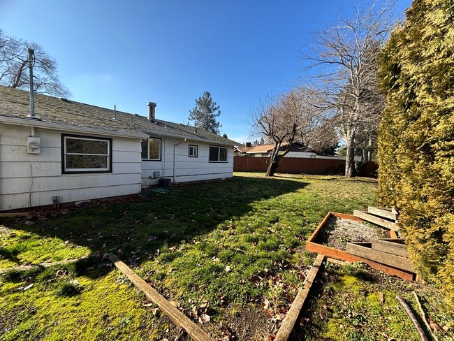 Building Photo - Newly Updated 3 Bedroom Home in SE Portland