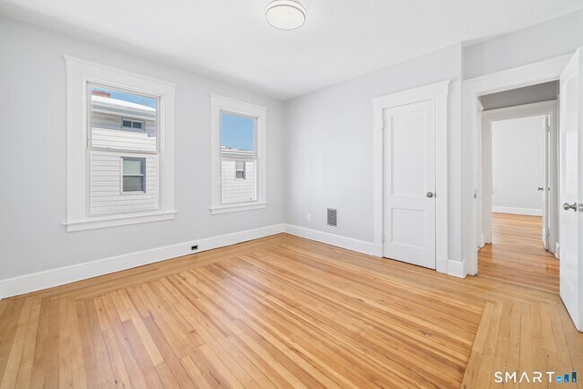 Building Photo - 196 Center St