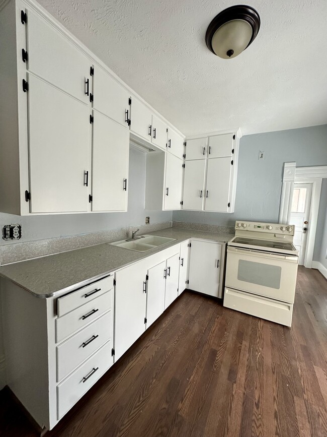 Building Photo - 914 Garfield Ave