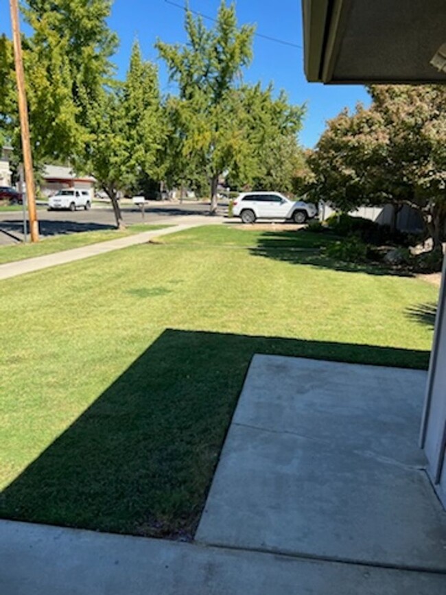 Building Photo - $2,100 Charming 3 Bedroom Home With 2 Livi...