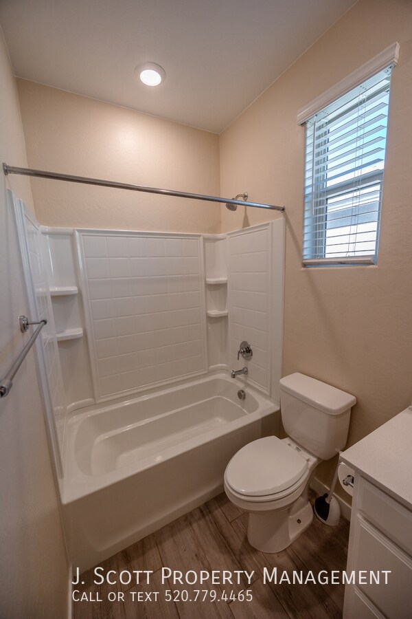 Building Photo - 449 Pinnacle Ridge Dr