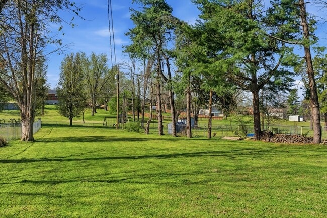 Building Photo - 2820 Donna Hill Dr