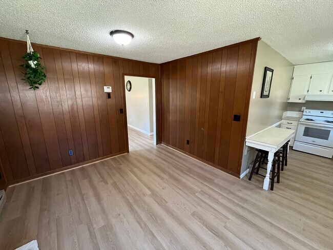 Building Photo - 1681 Village Pl