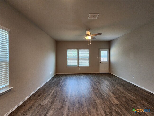 Building Photo - 621 Jennifer Cv