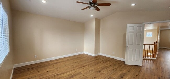 Building Photo - Beautiful Large Bi-Level 3 bed 2.5 Bath Ho...