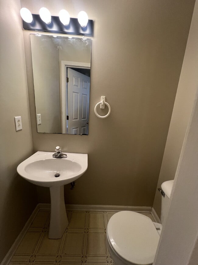 Building Photo - 3440 Sandpiper Dr