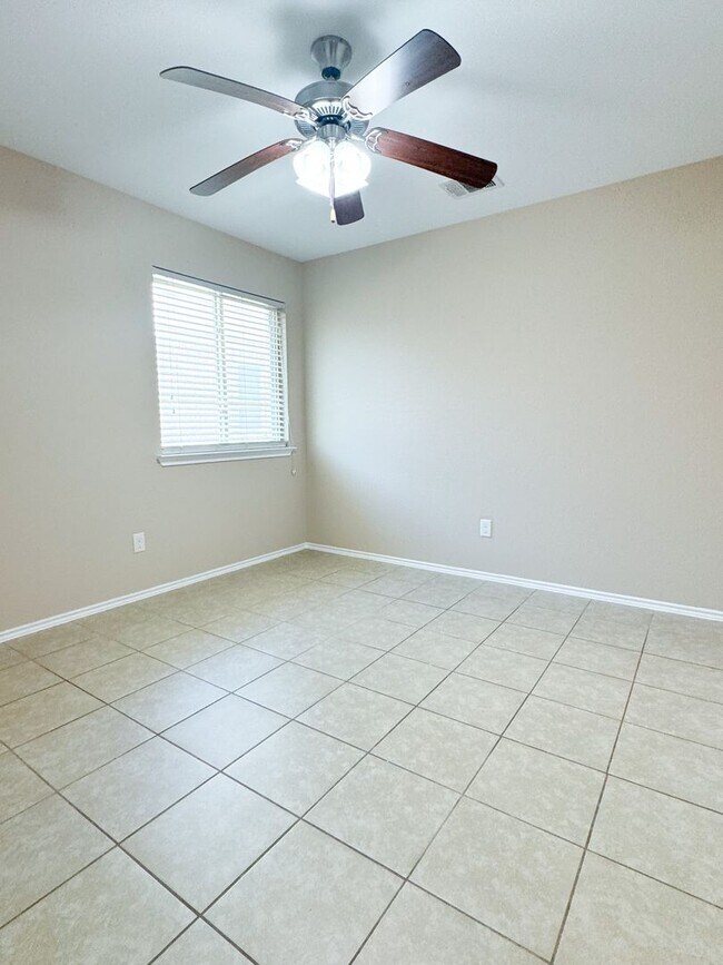 Building Photo - Perfect location! 4/2 home!