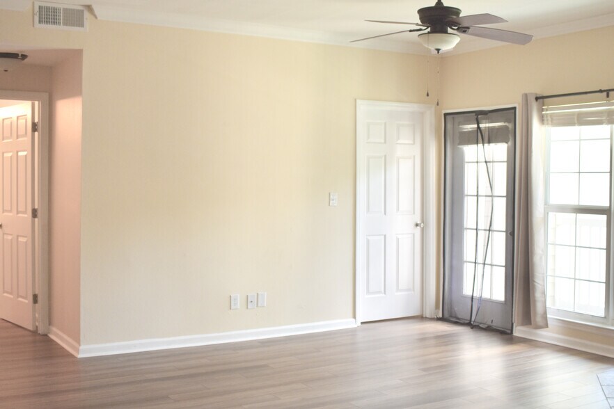 Building Photo - 700 Daniel Ellis Dr