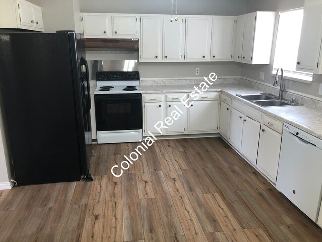 Building Photo - 3 bedroom 1 bathroom nicely updated home i...