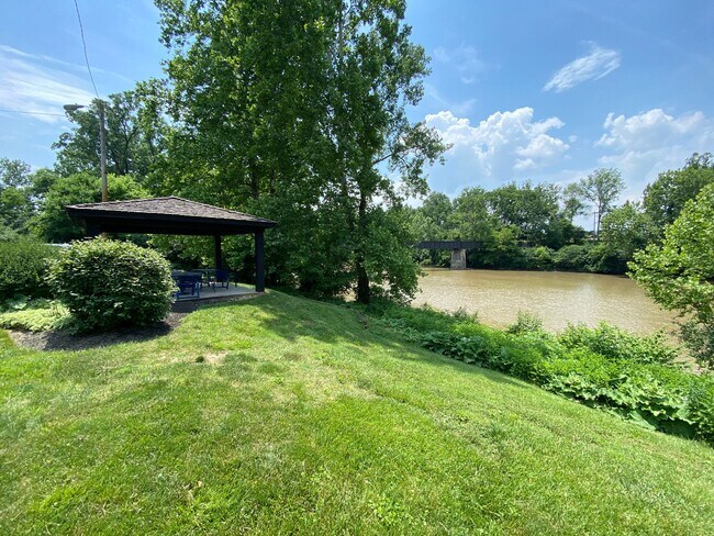 Building Photo - River-front condo