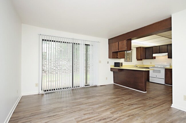 Building Photo - Huntington Village Townhome, Near UVA's North Grounds