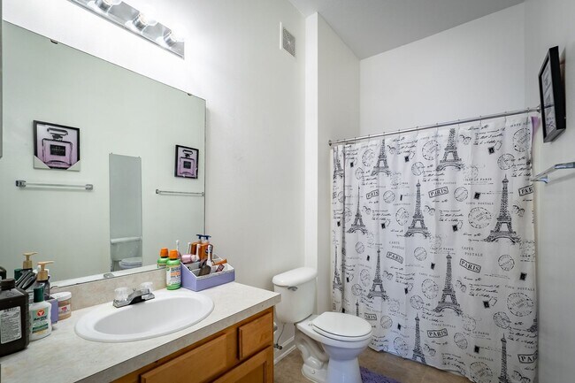 Building Photo - Spacious 2BR/2BA Condo – First Floor, Gate...