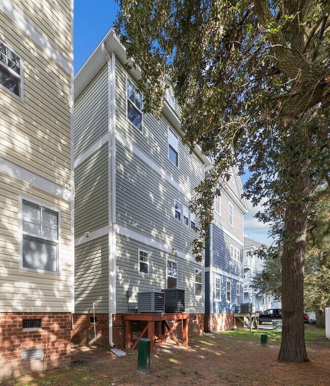Building Photo - Welcome to this stunning 3-bedroom, 3.5-bath tri-level condo!