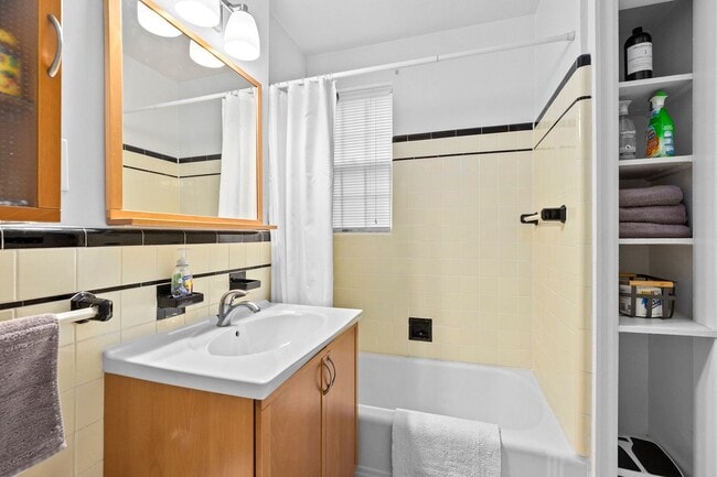 Building Photo - 1BR 1Bth unit. Heat/Hot Water included. Great location!