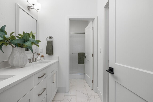 Building Photo - Brand New Luxury Duplex-Top of the line finishes & walking distance to The Village.