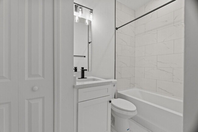 Building Photo - 548 Knapp St