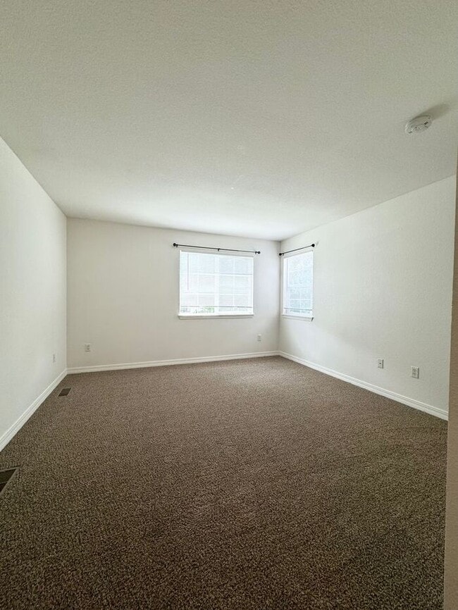 Building Photo - 2 Bedroom, 1.5 Bathroom Condo Only Seconds...