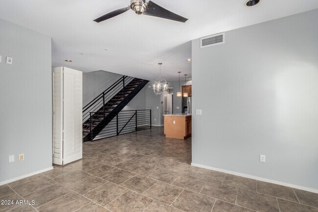 Building Photo - 525 W Lakeside Dr