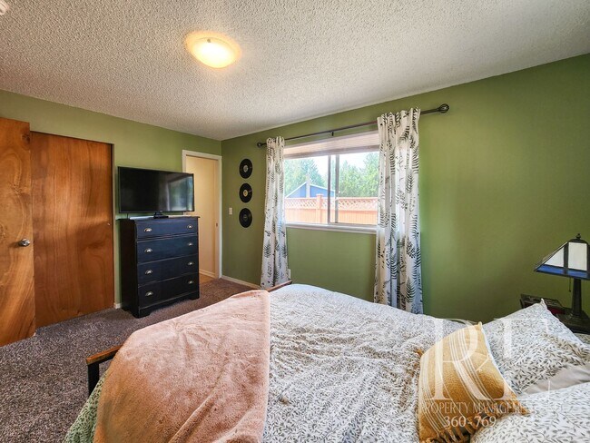 Building Photo - Earthy Warm and Inviting 3-Bd Rambler