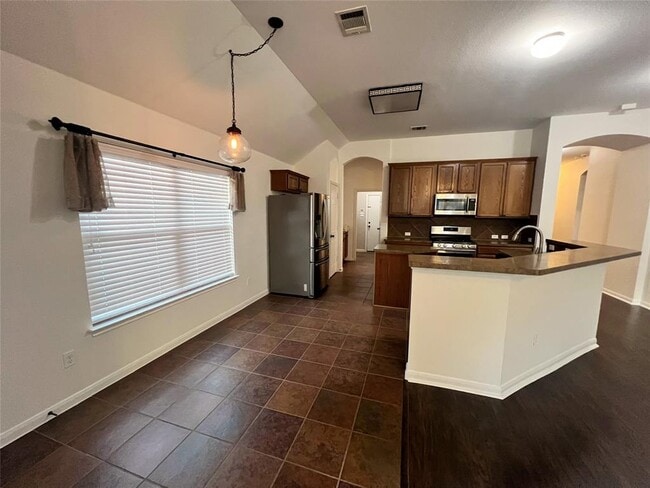 Building Photo - 600 Spanish Oak Terrace