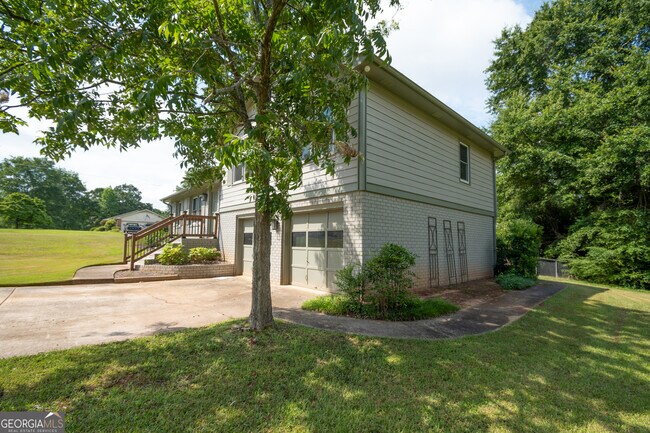 Building Photo - 1030 Carriage Hill Rd