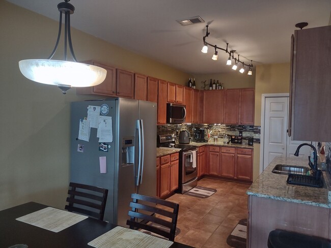 Building Photo - Outstanding FIVE Bedroom Home in Northeast Columbia!