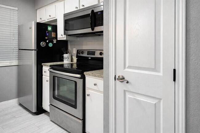 Building Photo - 2450 Ashdale Dr