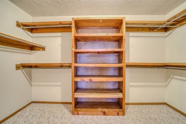 Building Photo - 308 SE Camelot Dr