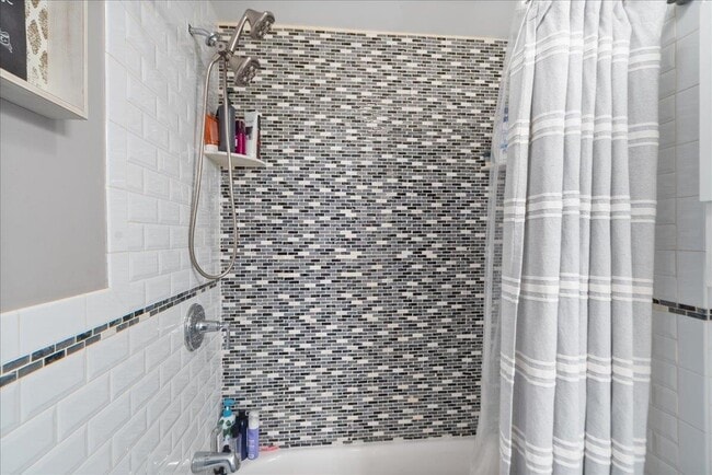 Building Photo - 252 Grace Ave