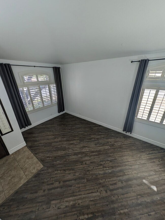 Building Photo - BEAUTIFUL executive style home w/ entertainer's dream backyard!