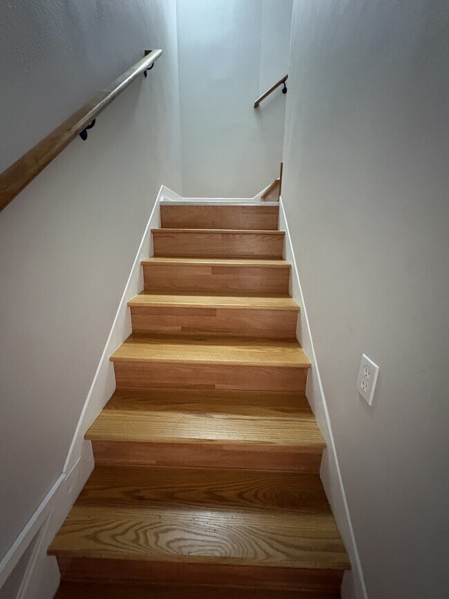 Building Photo - 141 E Fairfield Ct