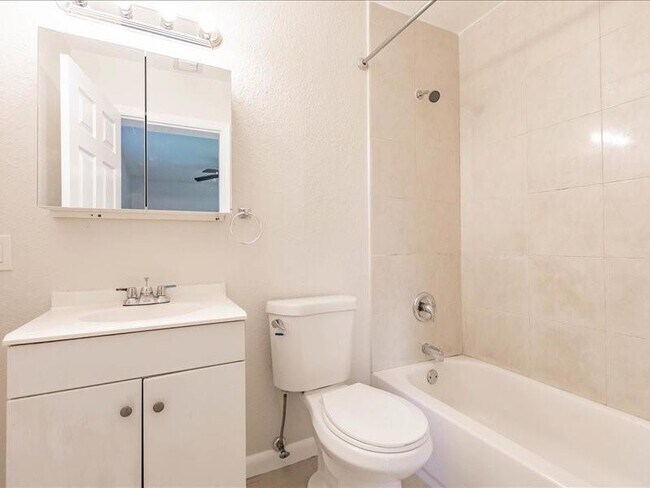 Building Photo - 5201 NW 17th Ct