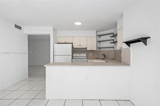 Building Photo - 2642 Collins Ave