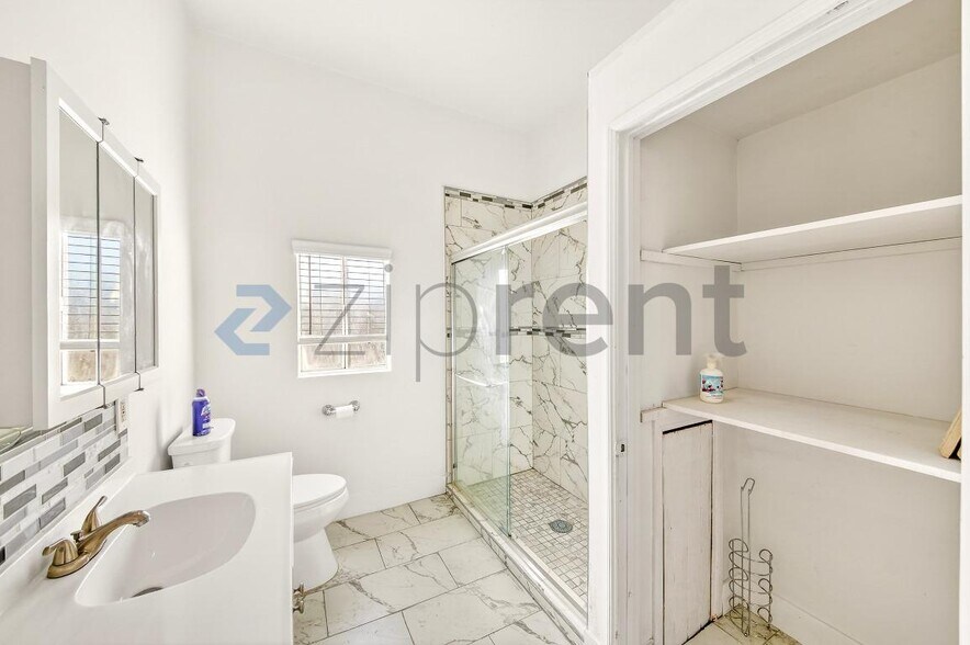 Building Photo - 1122 S Kingsley Dr