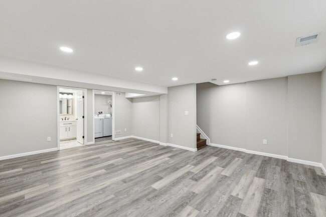 Building Photo - Charming 3 Bed 2.5 Bath Interior Townhome ...