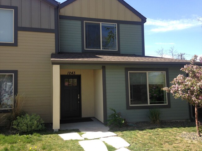 Building Photo - Newer Town home close to everything!