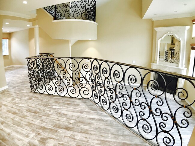 Building Photo - Beautiful Townhouse in Prime Glendale Area!