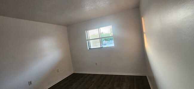Building Photo - 1552 University Ln