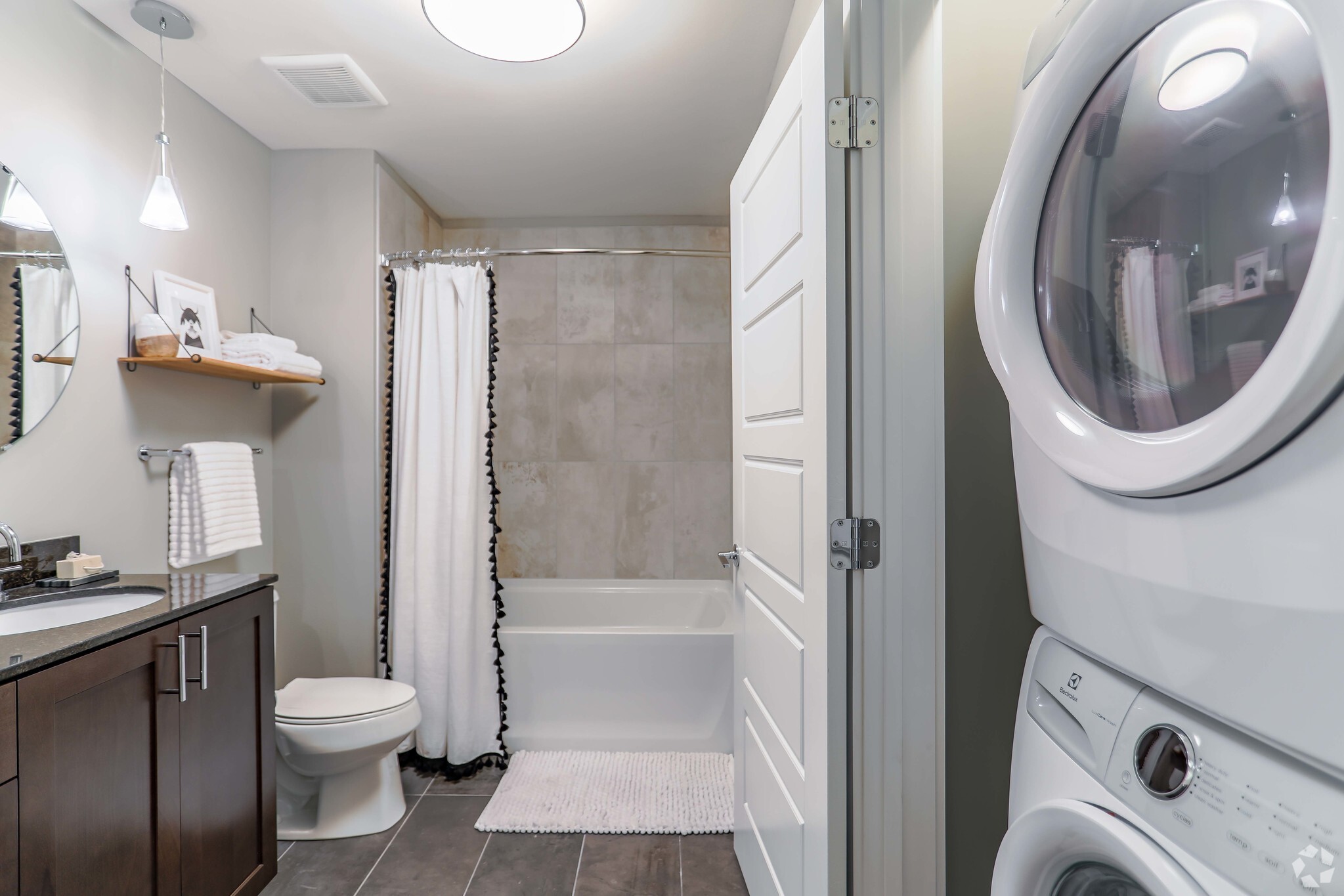 Chatum: 1 Bed/ 1 Bath - Bathroom w/ Laundry - CityWay