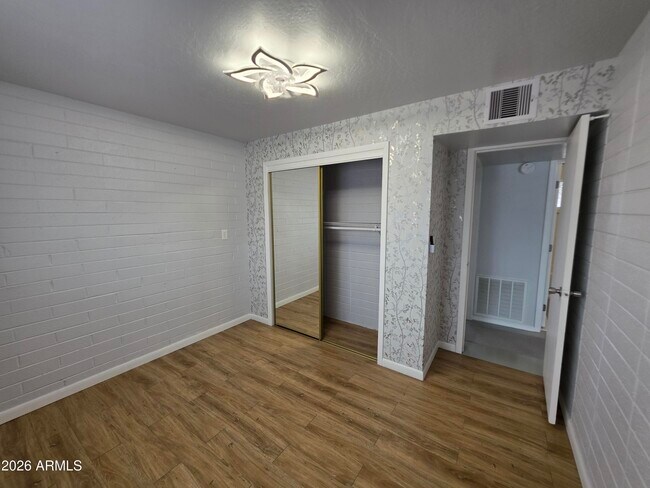Building Photo - 574 S Park St