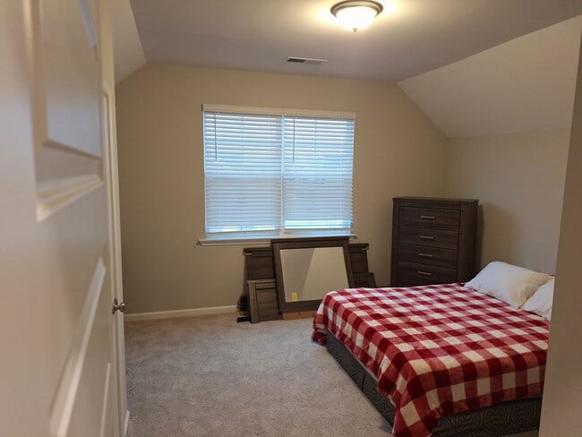 Building Photo - Outstanding Three Bedroom Home in the Ashcroft Community!