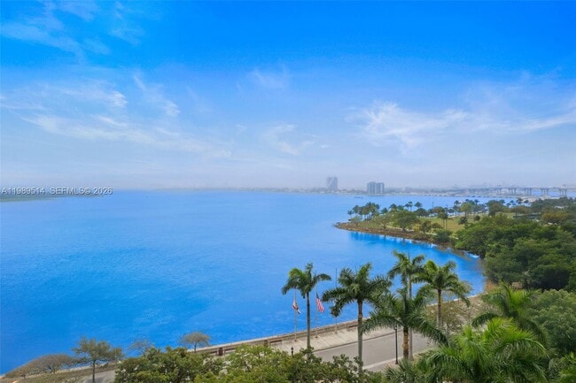 Building Photo - 2020 N Bayshore Dr