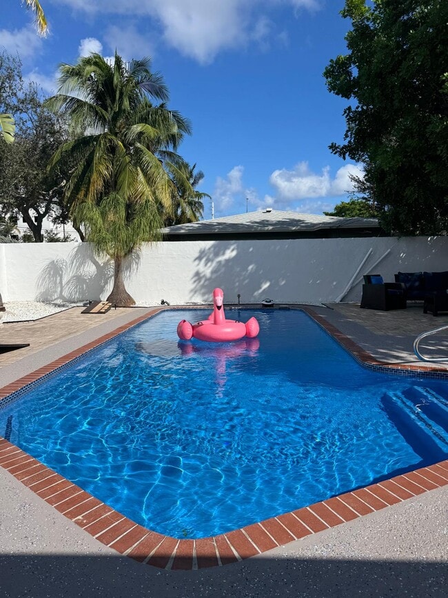 Building Photo - 1900 NE 2nd St